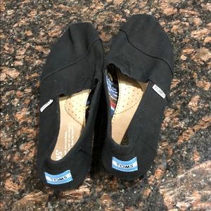 Women’s size 7 black TOMS